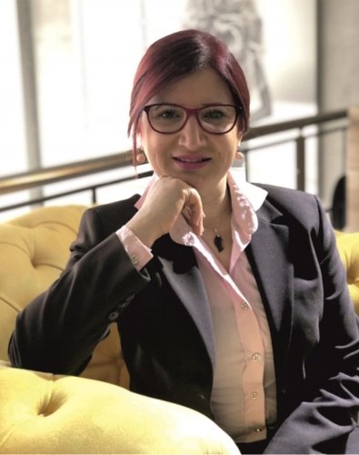 “Zenginden alıp fakire vermek” tarihten günümüze kadar dilden dile dolaşan bir söylem. Bunu başarabilmek ise az rastlanılan bir durum, Denizli’de sıradan bir tekstil işçisiyken tek başına iyilik hareketi başlatan Nergiz Şenocak, çalışkanlığı ve girişkenliği sayesinde bugüne kadar yüzlerce ihtiyaç sahibine yardımcı olmayı başardı.