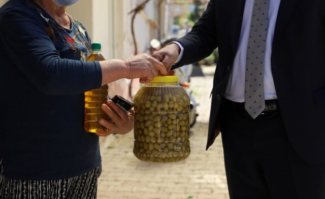 "Sosyal Belediyeciliğin gerekliliğini yerine getirdik. Bu kapsamda Belediyemizin arazilerinde yetişen kendi ürettiğimiz zeytin ve zeytinyağını hakça paylaşıyoruz. Halkın malını halkın hizmetine sunuyoruz. Kimseye peşkeş çekmiyoruz. Saruhanlı Belediyesi olarak her zaman halkın yanında olacağız. Dünya olarak zorlu bir pandemi sürecinden geçiyoruz. Bu süreçte yardımlaşmanın ve dayanışmanın önemini kez daha anladık. Diğer yandan mübarek Ramazan ayı içindeyiz. Bizler de bu vesile ile dağıtımına başladığımız gıda yardımlarının yanına, zeytin ve zeytinyağlarını da koyduk, halkımıza dağıttık. Helal, hoş olsun."