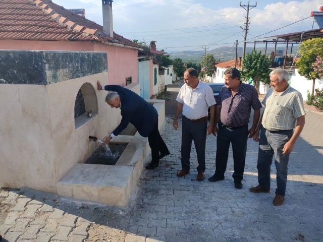 Saruhanlı Belediyesi, Bedeller mahallesinde kaynak suyu ile cazibeli olarak beslenen 3 sokak çeşmesinin bakım ve onarımını yaptı.