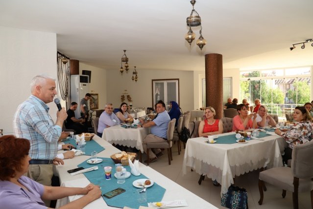 Halk Kafede düzenlenen yemeğe Başkan Bilgin'in eşi Zehra Bilgin, Belediye Başkan Yardımcısı Hüseyin Baysal ve Meclis üyeleri de katıldı.