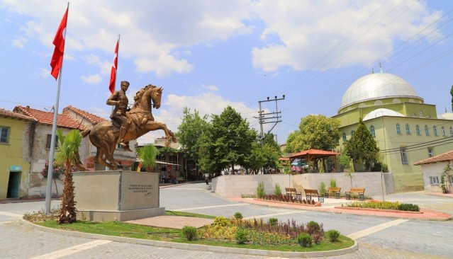 Saygı duruşunda bulunulması ve istiklal marşının okunmasıyla başlayan programda adı mahalle meydanına verilen 2011 yılında Konya'da eğitim uçuşu yaptığı sırada F-4 tipi uçağın düşmesi sonucu şehit olan, Gökçeköy nüfusuna kayıtlı Pilot Binbaşı Serdar Kandemir'in özgeçmişi okundu.