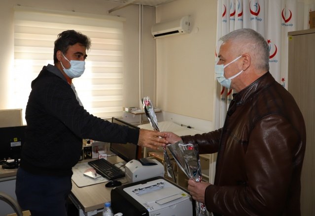 Başkan Bilgin, 14 Mart Tıp Bayramı dolayısıyla Saruhanlı Devlet Hastanesi Başhekimi Dr. Salim Babuş ve sağlık çalışanlarını ziyaret ederek karanfil hediye etti.

Bilgin, konuyla ilgili yaptığı açıklamada, 14 Mart 1827 tarihinde Tıbbiye-i Şahane Mektebinin kuruluşu nedeniyle 1937 yılından bu yana 14 Mart tarihinin Tıp Bayramı olarak kutlandığını anımsattı.