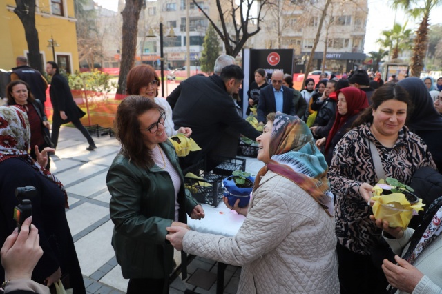 Turgutlu Belediye Başkan Yardımcısı Hüseyin Maliz, “Dünya Emekçi Kadınlar Günü’nü gerçekleştirdiğimiz etkinliklerle kutladık. Turgutlu Eğitim Sen Temsilciliğiyle birlikte düzenlediğimiz program oldukça ilgi gördü ve beğenildi. Aynı zamanda belediyemiz bünyesinde yetiştirdiğimiz ve 8 Mart’a özel hazırladığımız çiçekleri dağıttık. Bu güzel organizasyonlarda emeği geçen herkese teşekkür ederiz” ifadelerini kullandı.