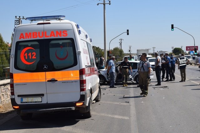 Kaza, saat 12.00 sıralarında Kemalpaşa-İzmir yolunda meydana geldi.