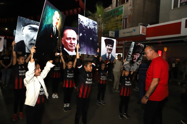 Cumhuriyet Bayramı kutlamaların son gününe Betül Demir konseri ise damga vuracak. Sevilen şarkıcı Betül Demir, 29 Ekim Salı günü saat 21.00’de 15 Temmuz Demokrasi Şehitleri Alanı’nda muhteşem bir Cumhuriyet Bayramı Konserine imza atacak. Cumhuriyet Bayramı etkinlikleri Betül Demir konseriyle son bulacak.
