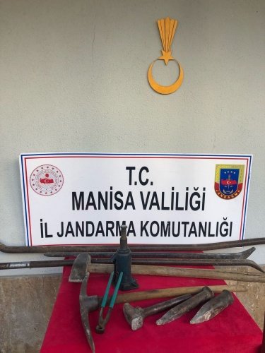 KONU:  2863 Sayılı Kültür ve Tabiat Varlıklarını Koruma Kanununa Muhalefet ( İzinsiz Kazı)

Manisa İli Demirci İlçesi Çataloluk Mahallesi Gökkaya Mevkii  (Mrk.J.Krk.K’lığı Sorumluluk Bölgesi) 15.11.2021 günü, saat 16.00 sıralarında bahse konu mahallede yapılan istihbari çalışma sonrasında R.U(E/40)ve Ö.Z(29/E) isimli şahısların izinsiz kazı yapacağı öğrenilmiştir. Alınan duyum üzerine Çataloluk mahallesi Gökkaya mevkiine  Önleyici Devriye faaliyeti icra edilerek suç mahallinde   R.K(E/45)ve A.K(45/E) isimli şahısların olduğu,izinsiz kazı yaptıkları tespit edilerek suç üstü yakalanmışlardır. Şahıslar tarafından izinsiz kazıda kullanılan 3 adet manila demiri, 2 adet murç,1 adet balyoz,1 adet çekiç,1 adet kazma,1 adet kriko,1 adet kerpeten muhafaza altına alınmıştır. Olay Demirci C.Savcisina bildirilerek alınan talimatlar doğrultusunda tahkikata başlanılmıştır.