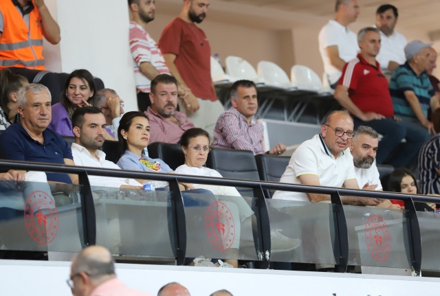 Turgutlu Belediye Başkanı Çetin Akın, Belediyespor Başkanı ve Turgutlu Belediye Başkan Yardımcısı Hüseyin Maliz, Turgutlu Belediye Başkan Yardımcısı Evren Erbaş, Belediyespor Yöneticileri ve Turgutlu Belediyesi meclis üyeleri Lidya Garden City Turgutlu Belediyespor Kadın Basketbol Takımı ile Seçil Kauçuk Mersin Basketball takımının mücadelesini tribünden takip ederek takıma destek oldu.