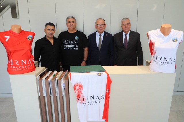 Turgutlu Belediyespor Kadın Voleybol Takımı, Mirnas Bahçeşehir Turgutlu ile yaptığı yeni sponsorluk sözleşmesini duyurdu. Anlaşma kapsamında Mirnas Bahçeşehir’in ismi, 2024-2025 sezonunda takımın göğüs formasında yer alacak. Yeni sezon formalarında Diyarbakır’da hayattan koparılan Narin Güran’ın sliueti de yer alacak.