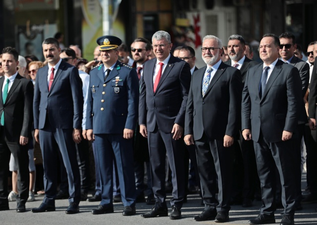 “UMUTSUZLUĞA KAPILMAK BİZE YAKIŞMAZ”
İşgal altındaki topraklarda nice düşmanla savaşıp bağımsızlığını ve özgürlüğünü direnerek, savaşarak ilan etmiş bir halkın evlatları olarak, umutsuzluğa kapılmak asla bize yakışmaz. Özellikle bugün, büyük zaferin 102. yıl dönümünde, tarihimizi ve birlik olma gücümüzü hatırlamanın, geçmişten ilham almanın tam zamanıdır. Güzel günler için daha çok çalışmalıyız; elimizi taşın altına koymalı, emek harcamalı ve aydınlık nesillere örnek olmalıyız.