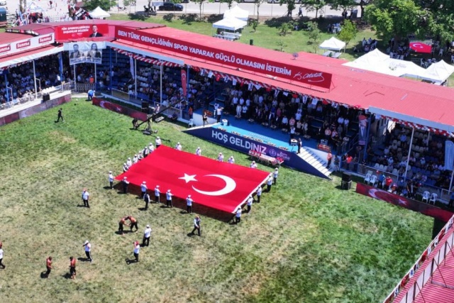 Binlerce vatandaş Yuntdağı’na Akın Etti
Minik boylardan başpehlivanlığa kadar yüzlerce sporcunun lig puanı toplamak ve dereceye girebilmek için ter döktüğü organizasyon, Yuntdağı’nın kültürel ve sosyal yaşamına büyük bir hareketlilik kattı. Tribünleri tıklım tıklım dolduran binlerce Manisalı, ata sporunun köklü geleneğini yerinde yaşayarak unutulmaz anlara tanıklık etti. Güreşlerin final günündeki coşkuya protokolden de geniş bir katılım sağlandı. Mücadeleleri Manisa Büyükşehir Belediye Başkanı Besim Dutlulu, Genel Sekreter Burak Deste, MASKİ Genel Müdürü Ali Kılıç, ilçe belediye başkanları, Yunusemre Kaymakamı Celalettin Cantürk, Genel Sekreter Yardımcıları Ulaş Aydın ve Erk Kayabaş, Manisa Büyükşehir Belediyespor Başkanı Alper Ayan, Sağlık ve Sosyal Hizmetler Dairesi Başkanı Volkan Sert, Türkiye Geleneksel Güreşler Federasyonu Başkanı İbrahim Türkiş, federasyon yönetim kurulu üyeleri, Manisa Yuntdağı Yağlı Güreşleri Ağası Sunma Zeytincilik Sahibi Hacı Serdar Sunma ve çok sayıda iş insanı ile vatandaşlar heyecanla takip etti.