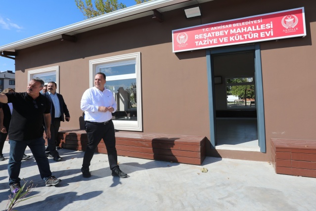 Akhisar halkının yıllardır beklediği taziye evi talebini Akhisar Belediye Başkanı Besim Dutlulu karşıladı. Başkan Dutlulu’nun seçim sözlerinden birisi olan Taziye ve Kültür Evi, Reşatbey Mahallesinde hizmete başladı. Yeni tesis, mahalle sakinlerinin acılı günlerinde cenaze taziyelerini kabul edebilecekleri bir mekan olmanın yanı sıra dinlenme alanları, park bölümü ve yürüyüş alanlarıyla da dikkat çekiyor.