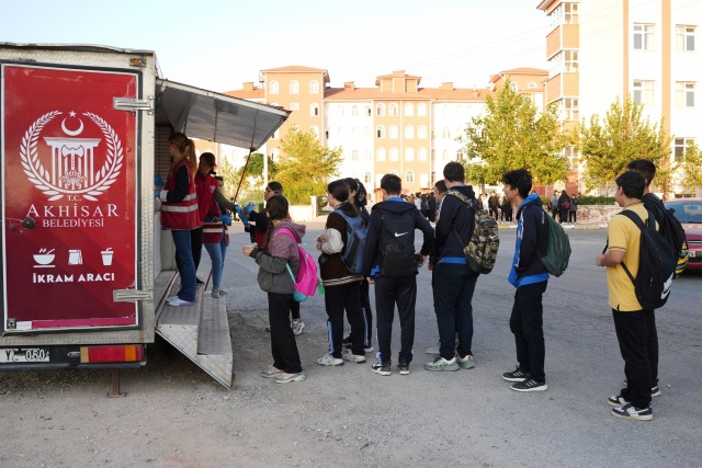 “ÇOCUKLARIMIZI DESTEKLEMEYE DEVAM EDECEĞİZ”
Başkan Dutlulu, yaptığı açıklamada şu ifadelere yer verdi “Sabahları okula giden öğrenci kardeşlerimizin içini ısıtmak ve güne zinde başlamalarını sağlamak için sıcak çorba ikram ettik. Afiyet olsun. Aydınlık geleceğimizin mimarları olan çocuklarımızın her zaman yanında olmaya devam edeceğiz. Akhisar Belediyesi olarak, bu tür sosyal projelerle çocuklarımızı desteklemeye devam edeceğiz. Hepinize derslerinizde zihin açıklığı dilerim.”
