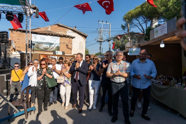 ÇOCUKLAR SİRK GÖSTERİSİ VE ZEYTİN ÇEKİRDEKLERİ KONSERİ İLE DANS ETTİLER
Festivalin ilk günü çocuklar sahnedeki sirk gösterisi ve Ayvalık’ın Zeytin Çekirdekleri konseri ile eğlendiler, eşlik ettiler, dans ettiler. Festivalin ilk gününün kapanışı ise Balıkesir Büyükşehir Belediyesi Belediye Konservatuvarı’nın sahnesiyle gerçekleşti. Sahne performansları, festivale farklı ilçelerden de katılım sağlayan 7’den 70’e herkesin yoğun ilgisiyle karşılandı.