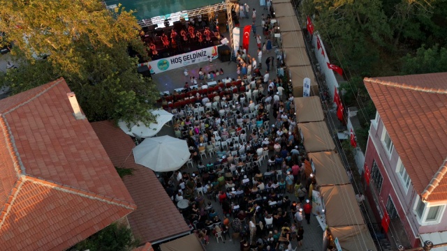 3. ULUSLARARASI KEREMKÖY FESTİVALİ İLK GÜNÜNDE DOLU DOLU FESTİVAL PROGRAMIYLA BAŞLADI
Gömeç Belediyesi, Belediye Başkanı Melih Bağcı ve Balıkesir Büyükşehir Belediyesi, Belediye Başkanı Ahmet Akın’ın katkılarıyla düzenlenen 3. UluslararasıKeremköy Festivali açılışını gerçekleştirdi. Gömeç Keremköy’de düzenlenen festival Bando eşliğinde kortej yürüyüşü ile başladı. Köy meydanında açılış konuşmasını Başkan Bağcı gerçekleştirdi.