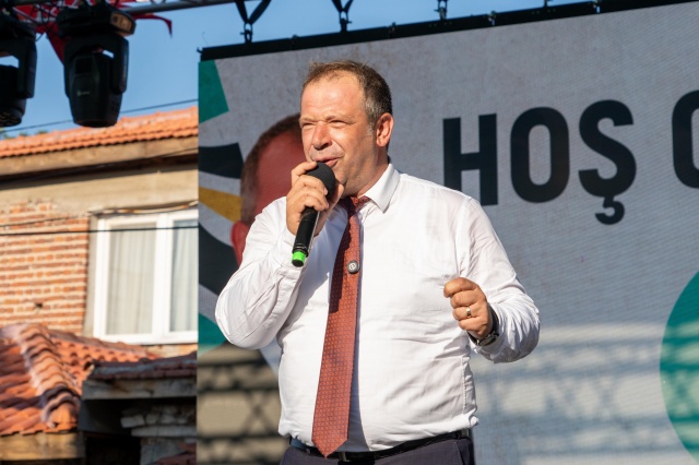 ETKİNLİKLER TÜRKİYE MİMARLAR ODASI BAŞKANI ZEYNEP ERES ÖZDOĞAN’IN SUNUMUYLA BAŞLADI
Etkinlikler, Türkiye Mimarlar Odası Başkanı Zeynep Eres Özdoğan’ın sunumuyla başladı. Ardından stant ziyaretleri ve keşkek ikramı yapıldı. Etkinliklere eş zamanlı olarak gerçekleşen atölyelerde bir yandan ziyaretçilerin ilgi odağı oldu. Ekmek yapım atölyesinden Balıkesir Kolonyası yapımı parfüm ve mum yapım atölyelerine kadar çeşitli atölyeler gece boyu devam etti.