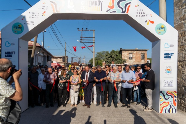 BAŞKAN BAĞCI; “BU KÖY GERÇEKTEN DEMOKRASİNİN, BARIŞIN, ÖZGÜRLÜĞÜN İÇSELLEŞTİRİLDİĞİ BİR KÖY” 
Başkan Bağcı; Keremköy köyünün hikayesini, tarihini iyi bilen biri olarak söylüyorum, bu köy gerçekten demokrasinin, barışın, özgürlüğün içselleştirildiği bir köy. Bu köyde yaşayan herkes demokrattır, bu köyde yaşayan herkes aydındır. O yüzden umuda, barışa, Türkiye’nin aydınlık yarınlarına, demokrasiye olan inancımla umudumla selamlıyorum. Hoş geldiniz dostlar” diyerek konuşmasına başladı.