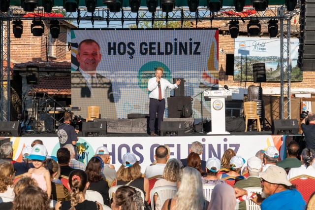 “BU ÇALIŞMAYI GERÇEKLEŞTİREN ‘GÖMEÇ’İN HALKI İÇİN, GÖMEÇ’İN HAKKI İÇİN’ EMEK VEREN BÜTÜN ARKADAŞLARIMA TEŞEKKÜR EDİYORUM”
Başkan Bağcı, “Gömeç’in halkı için, Gömeç’in hakkı için” çalışan, emek veren bütün arkadaşlarıma teşekkür ediyorum diyerek, festival için emek veren herkese teşekkürlerini iletti. Ardından, “Kıymetli bir çalışma yaptığımızı düşünüyoruz. Bu çalışmanın meyvelerini alacağız. Buradan bir kez daha, burada bulunan herkesi, Keremköy kadar güzel, Gömeç kadar güzel, Ege Denizi kadar güzel, Akdeniz kadar güzel duygularla selamlıyorum.” diyerek sonlandırdı.