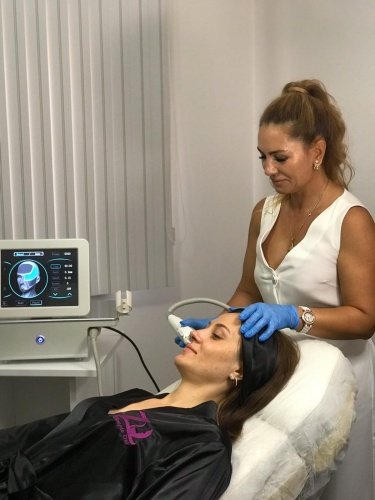 * Thermage tedavisi nasıl yapılır?
Thermage cihazının cilde her dokunuşunda verdiği enerji, deri altındaki dokulara erişirken kısa ve derin bir ısı hissedilir. Bu his, kollajenin sıkılaştığını gösterir. Uygulama sonrasında kişiden kişiye değişkenlik göstererek kısa süreli ödem oluşabilir. 1-2 saat içerisinde geçebilmektedir. Thermage yapılacak olan alanın büyüklüğüne göre 45 dk - 1 saat arasında değişebilir.