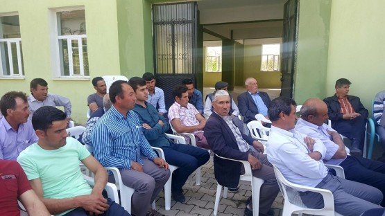 Demirci Kaymakamı Mutlu Akyol Alaağaç Mahallesinde halk toplantısı yaparak vatandaşların sorunlarını dinledi.
Demirci İlçesine bağlı Alaağaç Mahallesinde düzenlenen halk toplantısında vatandaşların sorun ve önerileri dinlenerek, sorunların çözümü konusunda nelerin yapılabileceği vatandaşlara anlatıldı.
Kaymakam Mutlu Akyol Mahalle Muhtarı Hamza Akarsu'ya çalışmalarında başarılar diledi. 
Toplantıya, Demirci Kaymakamı Mutlu Akyol, İlçe Jandarma Komutanı Okan Doğan, İlçe Müftüsü İdris Başkıran, İlçe Milli Eğitim Müdürü Yüksel Kocabaş, İlçe Gıda Tarım ve Hayvancılık Müdürü İslam Köse. Halk Egitim Merkezi Mudürü İrfan Bursalı ve Orman İşletme Müdür Yardimcısı Faruk Yeşil katıldı.