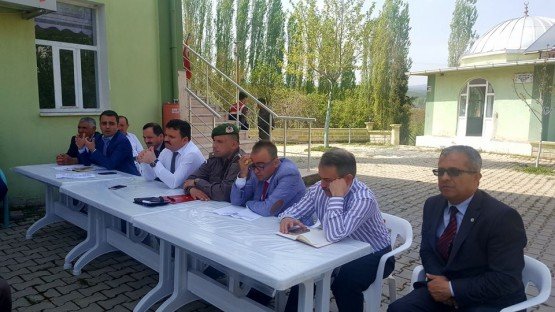 Demirci Kaymakamı Mutlu Akyol Alaağaç Mahallesinde halk toplantısı yaparak vatandaşların sorunlarını dinledi.
Demirci İlçesine bağlı Alaağaç Mahallesinde düzenlenen halk toplantısında vatandaşların sorun ve önerileri dinlenerek, sorunların çözümü konusunda nelerin yapılabileceği vatandaşlara anlatıldı.
Kaymakam Mutlu Akyol Mahalle Muhtarı Hamza Akarsu'ya çalışmalarında başarılar diledi. 
Toplantıya, Demirci Kaymakamı Mutlu Akyol, İlçe Jandarma Komutanı Okan Doğan, İlçe Müftüsü İdris Başkıran, İlçe Milli Eğitim Müdürü Yüksel Kocabaş, İlçe Gıda Tarım ve Hayvancılık Müdürü İslam Köse. Halk Egitim Merkezi Mudürü İrfan Bursalı ve Orman İşletme Müdür Yardimcısı Faruk Yeşil katıldı.