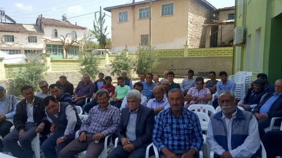 Demirci Kaymakamı Mutlu Akyol Alaağaç Mahallesinde halk toplantısı yaparak vatandaşların sorunlarını dinledi.
Demirci İlçesine bağlı Alaağaç Mahallesinde düzenlenen halk toplantısında vatandaşların sorun ve önerileri dinlenerek, sorunların çözümü konusunda nelerin yapılabileceği vatandaşlara anlatıldı.
Kaymakam Mutlu Akyol Mahalle Muhtarı Hamza Akarsu'ya çalışmalarında başarılar diledi. 
Toplantıya, Demirci Kaymakamı Mutlu Akyol, İlçe Jandarma Komutanı Okan Doğan, İlçe Müftüsü İdris Başkıran, İlçe Milli Eğitim Müdürü Yüksel Kocabaş, İlçe Gıda Tarım ve Hayvancılık Müdürü İslam Köse. Halk Egitim Merkezi Mudürü İrfan Bursalı ve Orman İşletme Müdür Yardimcısı Faruk Yeşil katıldı.