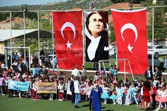 Demirci'de 23 Nisan Ulusal Egemenlik ve Çocuk Bayramı törenleri coşkuyla kutlandı.
Demirci'de ilk tören İlçe Milli Eğitim Müdürü Yüksel Kocabaş'ın Atatürk Anıtı'na çelenk sunmasıyla başladı.
Törenler Demirci Kaymakam İbrahim Ethem Akıncı stadında gerçekleşti.
Bayram törenlerin katılacak öğrenciler sabah saatlerinde çereşe meydanından ortak bando eşliğinde Kaymakam İbrahim Ethem Akıncı stadına geçiş yaptılar.
Kaymakam İbrahim Ethem Akıncı stadında düzenlenen törende Kaymakam Mutlu Akyol ve Belediye Başkan Vekili Mustafa Ünlü halkın ve vatandaşların bayramını kutladı.
İlçe Milli Eğitim Müdürü Yüksel Kocabaş tarafından yapılan törenin açılış konuşmasının ardından, halk oyunları gösterisi ve müzikli gösterileri sergilendi.