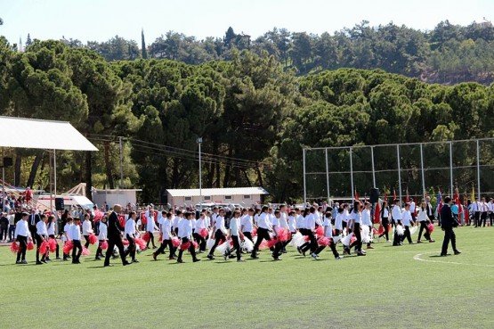 Demirci'de 23 Nisan Ulusal Egemenlik ve Çocuk Bayramı törenleri coşkuyla kutlandı.
Demirci'de ilk tören İlçe Milli Eğitim Müdürü Yüksel Kocabaş'ın Atatürk Anıtı'na çelenk sunmasıyla başladı.
Törenler Demirci Kaymakam İbrahim Ethem Akıncı stadında gerçekleşti.
Bayram törenlerin katılacak öğrenciler sabah saatlerinde çereşe meydanından ortak bando eşliğinde Kaymakam İbrahim Ethem Akıncı stadına geçiş yaptılar.
Kaymakam İbrahim Ethem Akıncı stadında düzenlenen törende Kaymakam Mutlu Akyol ve Belediye Başkan Vekili Mustafa Ünlü halkın ve vatandaşların bayramını kutladı.
İlçe Milli Eğitim Müdürü Yüksel Kocabaş tarafından yapılan törenin açılış konuşmasının ardından, halk oyunları gösterisi ve müzikli gösterileri sergilendi.
