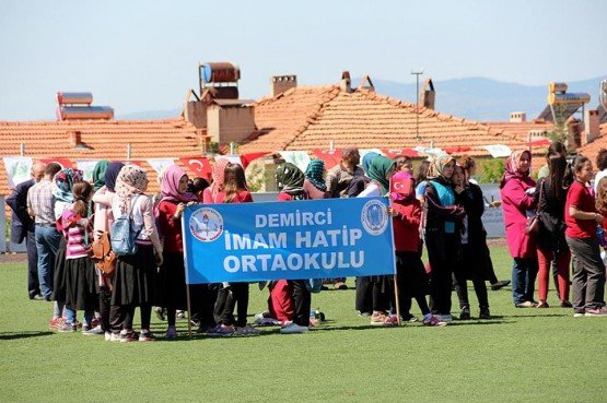 Demirci'de 23 Nisan Ulusal Egemenlik ve Çocuk Bayramı törenleri coşkuyla kutlandı.
Demirci'de ilk tören İlçe Milli Eğitim Müdürü Yüksel Kocabaş'ın Atatürk Anıtı'na çelenk sunmasıyla başladı.
Törenler Demirci Kaymakam İbrahim Ethem Akıncı stadında gerçekleşti.
Bayram törenlerin katılacak öğrenciler sabah saatlerinde çereşe meydanından ortak bando eşliğinde Kaymakam İbrahim Ethem Akıncı stadına geçiş yaptılar.
Kaymakam İbrahim Ethem Akıncı stadında düzenlenen törende Kaymakam Mutlu Akyol ve Belediye Başkan Vekili Mustafa Ünlü halkın ve vatandaşların bayramını kutladı.
İlçe Milli Eğitim Müdürü Yüksel Kocabaş tarafından yapılan törenin açılış konuşmasının ardından, halk oyunları gösterisi ve müzikli gösterileri sergilendi.