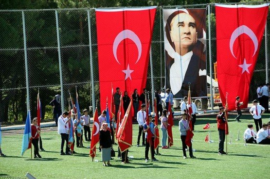 Demirci'de 23 Nisan Ulusal Egemenlik ve Çocuk Bayramı törenleri coşkuyla kutlandı.
Demirci'de ilk tören İlçe Milli Eğitim Müdürü Yüksel Kocabaş'ın Atatürk Anıtı'na çelenk sunmasıyla başladı.
Törenler Demirci Kaymakam İbrahim Ethem Akıncı stadında gerçekleşti.
Bayram törenlerin katılacak öğrenciler sabah saatlerinde çereşe meydanından ortak bando eşliğinde Kaymakam İbrahim Ethem Akıncı stadına geçiş yaptılar.
Kaymakam İbrahim Ethem Akıncı stadında düzenlenen törende Kaymakam Mutlu Akyol ve Belediye Başkan Vekili Mustafa Ünlü halkın ve vatandaşların bayramını kutladı.
İlçe Milli Eğitim Müdürü Yüksel Kocabaş tarafından yapılan törenin açılış konuşmasının ardından, halk oyunları gösterisi ve müzikli gösterileri sergilendi.