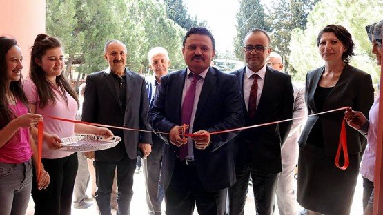 Demirci Mesleki ve Teknik Anadolu Lisesi öğrencileri tarafından düzenlenen yılsonu sergisi büyük ilgi gördü.
Demirci Mesleki ve Teknik Anadolu Lisesi öğrencileri, eğitim öğretim yılı içerisinde yaptıkları eserleri sergi ile tanıttı. Okulda düzenlenen serginin açılışına Demirci Kaymakamı Mutlu Akyol, İlçe Milli Eğitim Müdürü Yüksel Kocabaş, okul müdürleri, öğretmen, öğrenci ve çok sayıda davetli katıldı.
Okul Müdürü Nurdan Özden Çetinkaya, sergiye gösterilen ilgiden duyduğu memnuniyeti dile getirerek, öğrencilerin el emeği göz nuru olan eserlerinin sergilendiğini söyledi. 
Serginin açılış kurdelesini kesen Demirci Kaymakamı Mutlu Akyol da sergiyi beğendiğini kaydederek emeği geçen herkese teşekkür etti.Program sonunda katılımcılara ve öğrencilere pilav ve ayran ikramı yapıldı.