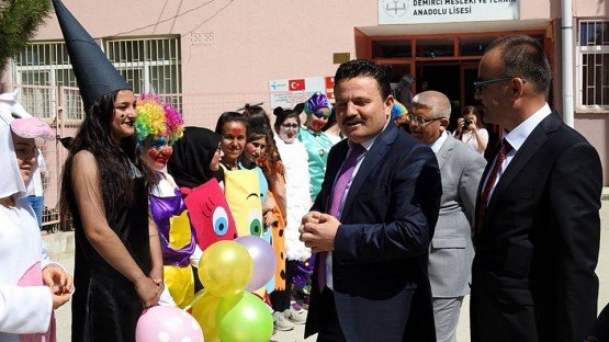 Demirci Mesleki ve Teknik Anadolu Lisesi öğrencileri tarafından düzenlenen yılsonu sergisi büyük ilgi gördü.
Demirci Mesleki ve Teknik Anadolu Lisesi öğrencileri, eğitim öğretim yılı içerisinde yaptıkları eserleri sergi ile tanıttı. Okulda düzenlenen serginin açılışına Demirci Kaymakamı Mutlu Akyol, İlçe Milli Eğitim Müdürü Yüksel Kocabaş, okul müdürleri, öğretmen, öğrenci ve çok sayıda davetli katıldı.
Okul Müdürü Nurdan Özden Çetinkaya, sergiye gösterilen ilgiden duyduğu memnuniyeti dile getirerek, öğrencilerin el emeği göz nuru olan eserlerinin sergilendiğini söyledi. 
Serginin açılış kurdelesini kesen Demirci Kaymakamı Mutlu Akyol da sergiyi beğendiğini kaydederek emeği geçen herkese teşekkür etti.Program sonunda katılımcılara ve öğrencilere pilav ve ayran ikramı yapıldı.