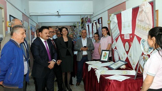 Demirci Mesleki ve Teknik Anadolu Lisesi öğrencileri tarafından düzenlenen yılsonu sergisi büyük ilgi gördü.
Demirci Mesleki ve Teknik Anadolu Lisesi öğrencileri, eğitim öğretim yılı içerisinde yaptıkları eserleri sergi ile tanıttı. Okulda düzenlenen serginin açılışına Demirci Kaymakamı Mutlu Akyol, İlçe Milli Eğitim Müdürü Yüksel Kocabaş, okul müdürleri, öğretmen, öğrenci ve çok sayıda davetli katıldı.
Okul Müdürü Nurdan Özden Çetinkaya, sergiye gösterilen ilgiden duyduğu memnuniyeti dile getirerek, öğrencilerin el emeği göz nuru olan eserlerinin sergilendiğini söyledi. 
Serginin açılış kurdelesini kesen Demirci Kaymakamı Mutlu Akyol da sergiyi beğendiğini kaydederek emeği geçen herkese teşekkür etti.Program sonunda katılımcılara ve öğrencilere pilav ve ayran ikramı yapıldı.