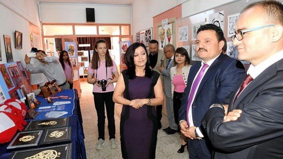 Demirci Mesleki ve Teknik Anadolu Lisesi öğrencileri tarafından düzenlenen yılsonu sergisi büyük ilgi gördü.
Demirci Mesleki ve Teknik Anadolu Lisesi öğrencileri, eğitim öğretim yılı içerisinde yaptıkları eserleri sergi ile tanıttı. Okulda düzenlenen serginin açılışına Demirci Kaymakamı Mutlu Akyol, İlçe Milli Eğitim Müdürü Yüksel Kocabaş, okul müdürleri, öğretmen, öğrenci ve çok sayıda davetli katıldı.
Okul Müdürü Nurdan Özden Çetinkaya, sergiye gösterilen ilgiden duyduğu memnuniyeti dile getirerek, öğrencilerin el emeği göz nuru olan eserlerinin sergilendiğini söyledi. 
Serginin açılış kurdelesini kesen Demirci Kaymakamı Mutlu Akyol da sergiyi beğendiğini kaydederek emeği geçen herkese teşekkür etti.Program sonunda katılımcılara ve öğrencilere pilav ve ayran ikramı yapıldı.