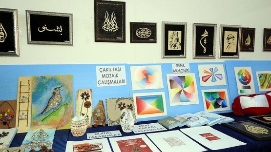 Demirci Mesleki ve Teknik Anadolu Lisesi öğrencileri tarafından düzenlenen yılsonu sergisi büyük ilgi gördü.
Demirci Mesleki ve Teknik Anadolu Lisesi öğrencileri, eğitim öğretim yılı içerisinde yaptıkları eserleri sergi ile tanıttı. Okulda düzenlenen serginin açılışına Demirci Kaymakamı Mutlu Akyol, İlçe Milli Eğitim Müdürü Yüksel Kocabaş, okul müdürleri, öğretmen, öğrenci ve çok sayıda davetli katıldı.
Okul Müdürü Nurdan Özden Çetinkaya, sergiye gösterilen ilgiden duyduğu memnuniyeti dile getirerek, öğrencilerin el emeği göz nuru olan eserlerinin sergilendiğini söyledi. 
Serginin açılış kurdelesini kesen Demirci Kaymakamı Mutlu Akyol da sergiyi beğendiğini kaydederek emeği geçen herkese teşekkür etti.Program sonunda katılımcılara ve öğrencilere pilav ve ayran ikramı yapıldı.