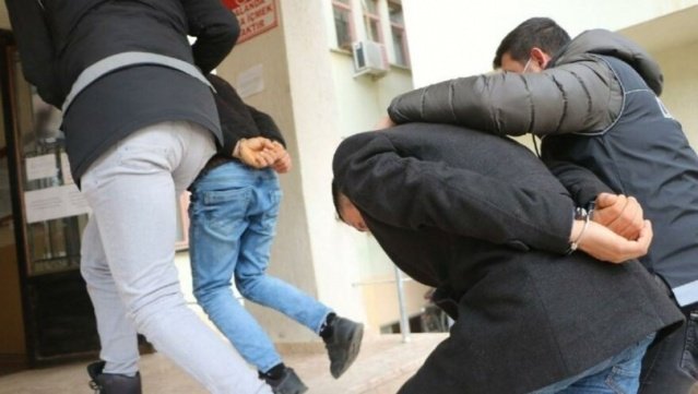 Manisa Terörle Mücadele ve İstihbarat Şube Müdürlüklerimizce, FETÖ/PDY Silahlı
Terör Örgütünün Güncel Yapılanmasının deşifresine yönelik yapılan iletişimin tespiti
çalışmaları sonucu adli işlem gören şahısların ailelerine maddi yardım yapan cezaevinde
bulunan şahısların aile ziyaretlerini organize eden ve sözde mağdur ailelere gıda yardımı yapan
2 şüpheli şahsa yönelik Yunusemre ve Soma ilçelerimizde 26/04/2022 saat 06.00’da eş zamanlı
olarak şüpheli şahısların yakalanmalarına, suç ve suç unsuru ele geçirilmesine yönelik yapılan
operasyon kapsamında;
1- B.K.
2- H.İ.A.
2 şüpheli şahıs yakalanarak gözaltına alınmış, yapılan aramalarda şahıslara ait dijital
materyallere ve örgütsel dökümanlara el konulmuştur.