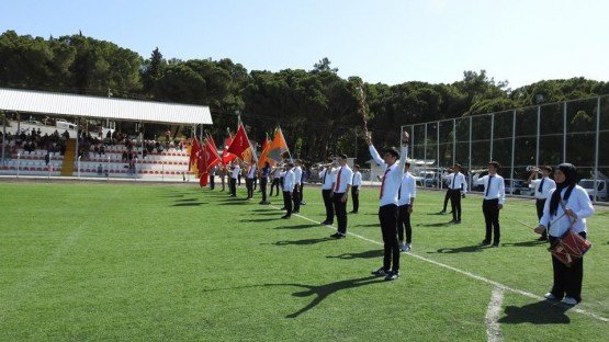 19 Mayıs Atatürk’ü Anma Gençlik ve Spor Bayramı'nın 99. Yıldönümü törenleri Demirci ilçemizde coşku ile kutlandı.
Atatürk Anıtına Gençlik Hizmetleri Spor Müdürü Bilal Yılmaz tarafından çelenk konulması ardından saygı duruşu ve İstiklal Marşının okunması ile çelenk koyma töreni sona erdi.
Program, Kaymakam İbrakim Ethem Akıncı Spor tesisinde saat 10:00’da Demirci Kaymakamı Mutlu Akyol’un tören alanına teşrifleri ile başladı. Törene Demirci Kaymakamı Mutlu Akyol, Kaymakam Refiki Hatice Cemre İncesu, Belediye Başkanı Selami Selçuk, Cumhuriyet Savcısı Barış Ünsal, Emniyet Müdürü Cenk Gedik, Jandarma Komutanı Okan Doğan ve Kurum Amirleri katıldı. Demirci Kaymakamı Mutlu Akyol beraberindeki protokol üyeleri ile birlikte öğrencilerin ve halkın bayramını kutladı. Saygı duruşu ve İstiklal Marşının okunmasının ardından, programın açılış konuşmasını İlçe Gençlik Hizmetleri Spor Müdürü Bilal Yılmaz yaptı.
Program, Atatürk’ün Gençliğe Hitabesinin okunması, Gençliğin Ata’ya cevabının okunması, şiirlerin okunması, tüm öğrencilerinin katılımıyla Gençlik Marşının okunması, Hoşçalar Halk Oyunları Ekibinin gösterisi, müzik sunumu, Taekwondo gösterileri ve son olarak bando gösterilerinin ardından program sona erdi.