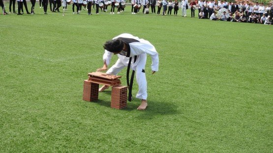 19 Mayıs Atatürk’ü Anma Gençlik ve Spor Bayramı'nın 99. Yıldönümü törenleri Demirci ilçemizde coşku ile kutlandı.
Atatürk Anıtına Gençlik Hizmetleri Spor Müdürü Bilal Yılmaz tarafından çelenk konulması ardından saygı duruşu ve İstiklal Marşının okunması ile çelenk koyma töreni sona erdi.
Program, Kaymakam İbrakim Ethem Akıncı Spor tesisinde saat 10:00’da Demirci Kaymakamı Mutlu Akyol’un tören alanına teşrifleri ile başladı. Törene Demirci Kaymakamı Mutlu Akyol, Kaymakam Refiki Hatice Cemre İncesu, Belediye Başkanı Selami Selçuk, Cumhuriyet Savcısı Barış Ünsal, Emniyet Müdürü Cenk Gedik, Jandarma Komutanı Okan Doğan ve Kurum Amirleri katıldı. Demirci Kaymakamı Mutlu Akyol beraberindeki protokol üyeleri ile birlikte öğrencilerin ve halkın bayramını kutladı. Saygı duruşu ve İstiklal Marşının okunmasının ardından, programın açılış konuşmasını İlçe Gençlik Hizmetleri Spor Müdürü Bilal Yılmaz yaptı.
Program, Atatürk’ün Gençliğe Hitabesinin okunması, Gençliğin Ata’ya cevabının okunması, şiirlerin okunması, tüm öğrencilerinin katılımıyla Gençlik Marşının okunması, Hoşçalar Halk Oyunları Ekibinin gösterisi, müzik sunumu, Taekwondo gösterileri ve son olarak bando gösterilerinin ardından program sona erdi.