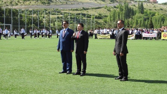 19 Mayıs Atatürk’ü Anma Gençlik ve Spor Bayramı'nın 99. Yıldönümü törenleri Demirci ilçemizde coşku ile kutlandı.
Atatürk Anıtına Gençlik Hizmetleri Spor Müdürü Bilal Yılmaz tarafından çelenk konulması ardından saygı duruşu ve İstiklal Marşının okunması ile çelenk koyma töreni sona erdi.
Program, Kaymakam İbrakim Ethem Akıncı Spor tesisinde saat 10:00’da Demirci Kaymakamı Mutlu Akyol’un tören alanına teşrifleri ile başladı. Törene Demirci Kaymakamı Mutlu Akyol, Kaymakam Refiki Hatice Cemre İncesu, Belediye Başkanı Selami Selçuk, Cumhuriyet Savcısı Barış Ünsal, Emniyet Müdürü Cenk Gedik, Jandarma Komutanı Okan Doğan ve Kurum Amirleri katıldı. Demirci Kaymakamı Mutlu Akyol beraberindeki protokol üyeleri ile birlikte öğrencilerin ve halkın bayramını kutladı. Saygı duruşu ve İstiklal Marşının okunmasının ardından, programın açılış konuşmasını İlçe Gençlik Hizmetleri Spor Müdürü Bilal Yılmaz yaptı.
Program, Atatürk’ün Gençliğe Hitabesinin okunması, Gençliğin Ata’ya cevabının okunması, şiirlerin okunması, tüm öğrencilerinin katılımıyla Gençlik Marşının okunması, Hoşçalar Halk Oyunları Ekibinin gösterisi, müzik sunumu, Taekwondo gösterileri ve son olarak bando gösterilerinin ardından program sona erdi.