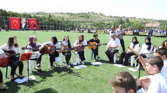 19 Mayıs Atatürk’ü Anma Gençlik ve Spor Bayramı'nın 99. Yıldönümü törenleri Demirci ilçemizde coşku ile kutlandı.
Atatürk Anıtına Gençlik Hizmetleri Spor Müdürü Bilal Yılmaz tarafından çelenk konulması ardından saygı duruşu ve İstiklal Marşının okunması ile çelenk koyma töreni sona erdi.
Program, Kaymakam İbrakim Ethem Akıncı Spor tesisinde saat 10:00’da Demirci Kaymakamı Mutlu Akyol’un tören alanına teşrifleri ile başladı. Törene Demirci Kaymakamı Mutlu Akyol, Kaymakam Refiki Hatice Cemre İncesu, Belediye Başkanı Selami Selçuk, Cumhuriyet Savcısı Barış Ünsal, Emniyet Müdürü Cenk Gedik, Jandarma Komutanı Okan Doğan ve Kurum Amirleri katıldı. Demirci Kaymakamı Mutlu Akyol beraberindeki protokol üyeleri ile birlikte öğrencilerin ve halkın bayramını kutladı. Saygı duruşu ve İstiklal Marşının okunmasının ardından, programın açılış konuşmasını İlçe Gençlik Hizmetleri Spor Müdürü Bilal Yılmaz yaptı.
Program, Atatürk’ün Gençliğe Hitabesinin okunması, Gençliğin Ata’ya cevabının okunması, şiirlerin okunması, tüm öğrencilerinin katılımıyla Gençlik Marşının okunması, Hoşçalar Halk Oyunları Ekibinin gösterisi, müzik sunumu, Taekwondo gösterileri ve son olarak bando gösterilerinin ardından program sona erdi.