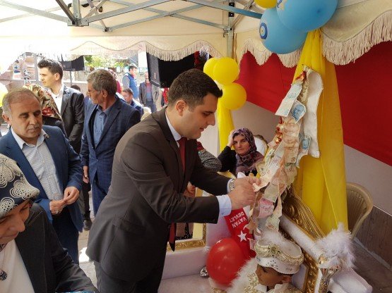 Manisa Valisi Mustafa Hakan Güvençer ve Eşi Fatma Dilek Güvençer 1 Nisan 2018 Pazar günü Gördes’te şehit Abdilkadir Çelik’in oğlu Efe Çelik’in sünnet merasimine katıldı.
Sünnet törenine ayrıca Gördes Kaymakamı Fatih Ayaz, Gördes eski kaymakamı Sultanhisar Kaymakamı Turgay Hakan Bilgin ve Eşi Mine Bilgin, Belediye Başkanı Muhammet Akyol ve Eşi Fatma Akyol da katılarak, ailenin mutluluğunu paylaştı. 
Daha sonra Vali Güvençer ve  Kaymakam Fatih Ayaz, Afrin Zeytindalı Harekatında yaralanan Uzm.Çvş. Süleyman Dindar’ı Güneşli Mahallesindeki evinde ziyaret ederek geçmiş olsun dileklerini iletti. Vali Güvençer, şehitlerimiz ve gazilerimizin ülkemizin geleceği için canlarını esirgemediklerini belirterek, her zaman şehit aileleri ve gazilerin yanında olduklarını, milletimizin de aynı duygular içinde olduğunu söyledi.
	Gazi Uzm. Çvş. Süleyman Dindar, Vali Mustafa Hakan Güvençer’in ziyaretinin kendisini çok mutlu ettiğini belirtirken, Afrin Zeytindalı Harekatında arkadaşlarıyla birlikte yaşadıklarını anlattı.