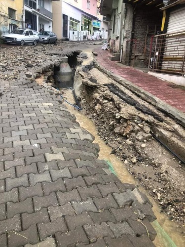 Yağışların ardından Demirci Belediyesi ve Manisa Büyükşehir Belediyesi ekipleri lagar temizlik, yol düzenleme ve yağışın getirdiği mil ve çamurları kaldırmak  için yoğun olarak çalışmalara başladı.