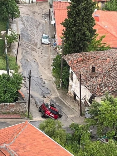 Manisa'nın Demirci ilçesinde bugün meydana gelen sağanak yağışlarda felaketin eşiğinden dönüldü.