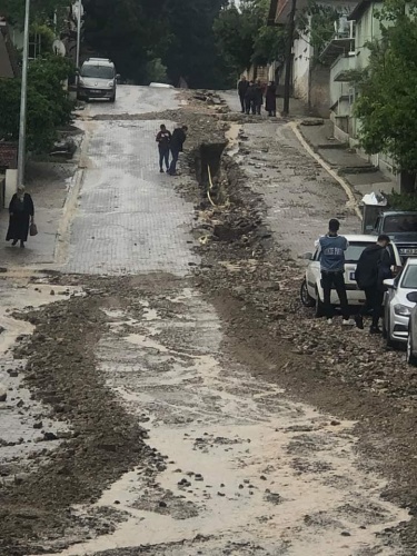 Bir çok araçta maddi hasar meydana gelirken, Demirci ve Simav karayolunun ilçe merkezi içine denk gelen kısımında yağış sırasında trafik uzun süre aksadı.