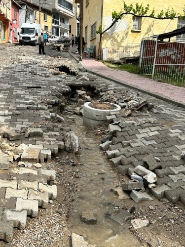Metrekareye yaklaşık 60 litre yağışın düştüğü Demirci ilçesinde 1,5 saat süren yağışlar sırasında yollar çöktü ve sel suyunun getirdiği kum ve çakıllar alt yapının iflas etmesine sebep oldu.