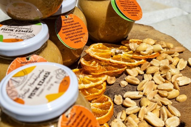 Halk Market’te satılacak
Mandalinalı fıstık ezmesi çok yakında Seferihisar Belediyesi’ne ait Halk Marketlerde raflarda olacak. Sağlıklı yaşamın birer parçası olan mandalina ve yer fıstığı bu sayede dört mevsim sofralarda olacak.

Mandalina için yeni bir pazar
Seferihisar Belediye Başkanı İsmail Yetişkin, "Göreve geldiğimiz günden itibaren, çiftçi ve köylünün üretmesi, kazanması ve topraklarından vazgeçmemesi için projeler üretmeyi amaç edindik.
