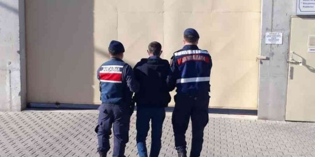 KONU: Yakalamalı Şahıs 

Manisa ili, Alaşehir İlçesi, Ilıca Mahallesinde 25.01.2022 günü saat:17.00’da Mrk. J.Krk.K.lığı ve 7nci JASAT tarafından Nitelikli Suçlardan aranan şahısların yakalanmasına yönelik başlatılan çalışma kapsamında; Muğla Ağır Ceza İlamat Masasının 2022/1-153 Karar nolu dosya numarası ile “Birden Fazla Kişi Tarafından Suç Örgütü Oluşturma, Korkutucu Güçten Yararlanma, Suç Örgütü Yararına Yağma” suçundan hakkında 10 Yıl hapis cezası bulunan F.C.(Erkek 1967 d.lu) isimli şahıs işyerinde çalıştığı esnada zor kullanılmadan yakalanmıştır. Yakalanan F.C. isimli şahıs 25.01.2022 günü Alaşehir Adliyesinde mevcuden hazır edilecektir.