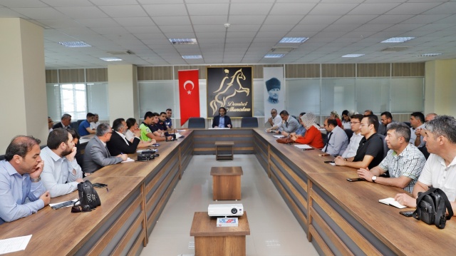 Demirci ilçesinde Kaymakam Adem Kaya başkanlığında okullarda alınacak güvenlik önlemleri konusunda toplantı düzenlendi.
