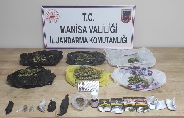 Manisa ili, Alaşehir İlçesi, Erenköy ve Akkeçili Mahallerinde 13.11.2021 günü meydana gelen motorsiklet ve otomobil hırsızlığı ile ilgili olarak Alaşehir İlçe Jandarma Komutanlığı  Merkez Jandarma Karakol Komutanlığı ve 7'inci JASAT Timi tarafından yapılan araştırmalar neticesinde olayların süphelisi olarak tespit edilen A.G.(Erkek, 1996 D.lu) isimli şahıs, 14.11.2021 günü saat:03.30 sıralarında yakalanmış ve şahsın üzerinde yaklaşık 15 gr. kubar esrar maddesi ile çalıntı araca ait anahtar ele geçirilmiştir. Şahsın uyuşturucu maddeyi H.H.A. (Erkek, 1998 D.lu) ve Y.Y.(Erkek, 1993 D.lu) isimli şahıslardan aldığı tespit edilmiş ve şahısların ev ve eklentilerinde yapılan aramalarda;
300 gr. kubar esrar maddesi, 20 adet Lyrica (uyuşturucu hap)
45 gr. kenevir tohumu ele geçirilmiştir. H.H.A. isimli şahıs ifadesi alındıktan sonra serbest bırakılmış, Y.Y. ve A.G. isimli şahıslar ise ifadelerinin alınmasına müteakip Alaşehir C.Başsavcılığında hazır edileceklerdir. Çalıntı araç ve motosiklet  bulunarak sahiplerine teslim edilmiştir.