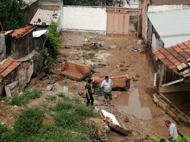 Sel nedeniyle mahallede 2 ev yıkıldı, 6 evde zarar oluştu. Yıkılan evlerden birinin, kullanılmadığı öğrenildi. Bazı çiftçilerin hayvanları telef oldu, ekili alanlar zarar gördü.