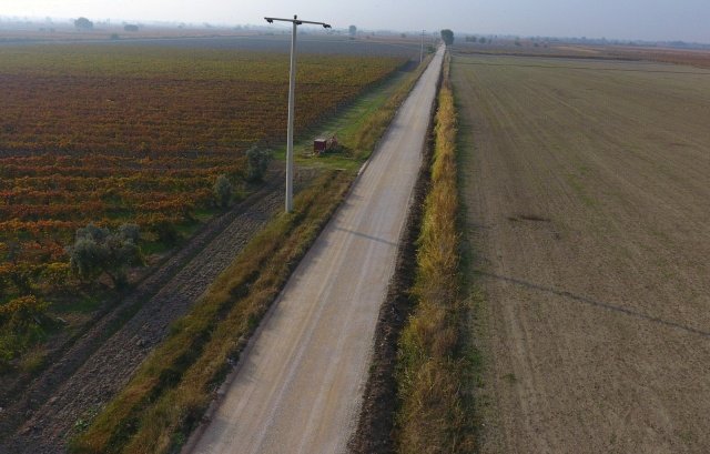 Üreticilerin arazilerine daha rahat ulaşım sağlamaları için çalışmalarını sürdüren Saruhanlı Belediyesi, yolların ıslahı noktasında yoğun bir çalışma yürütüyor.